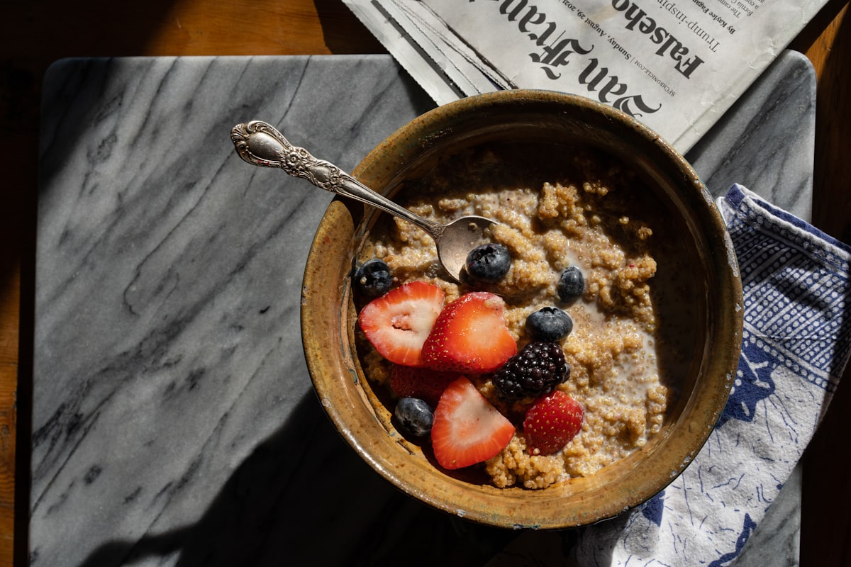 Piatto colorato con colazione equilibrata